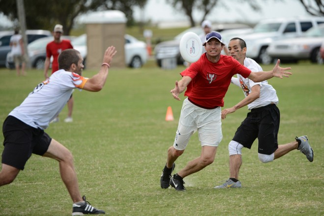 UltiPhotos USAU 2012 Club Champs 20121027_120337 KWL_3175 (ZF-5576-92676-1-001) - Kevin Leclaire